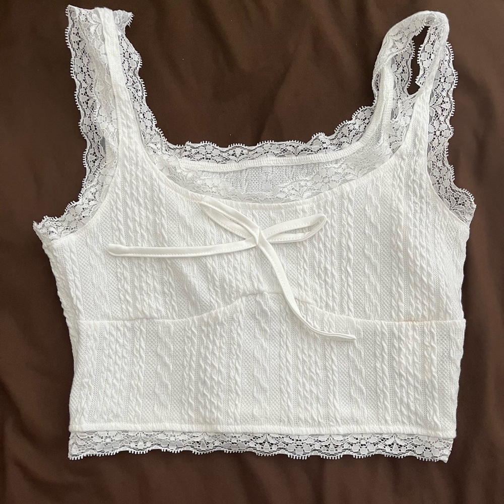Lace trim cropped tank top